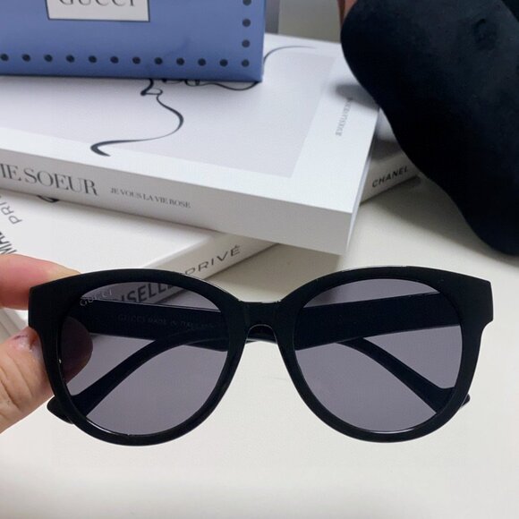 Gucci Women's Sunglassesπ - Picture 6 of 8